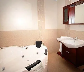 Q And Hotel 3*